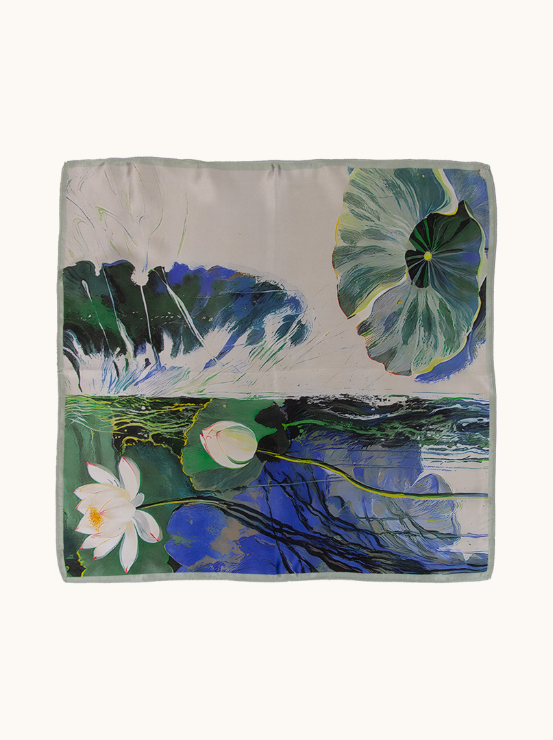 Mała apaszka jedwabna niebieska z motywem nenufarów 53x53 cm zdjęcie 2