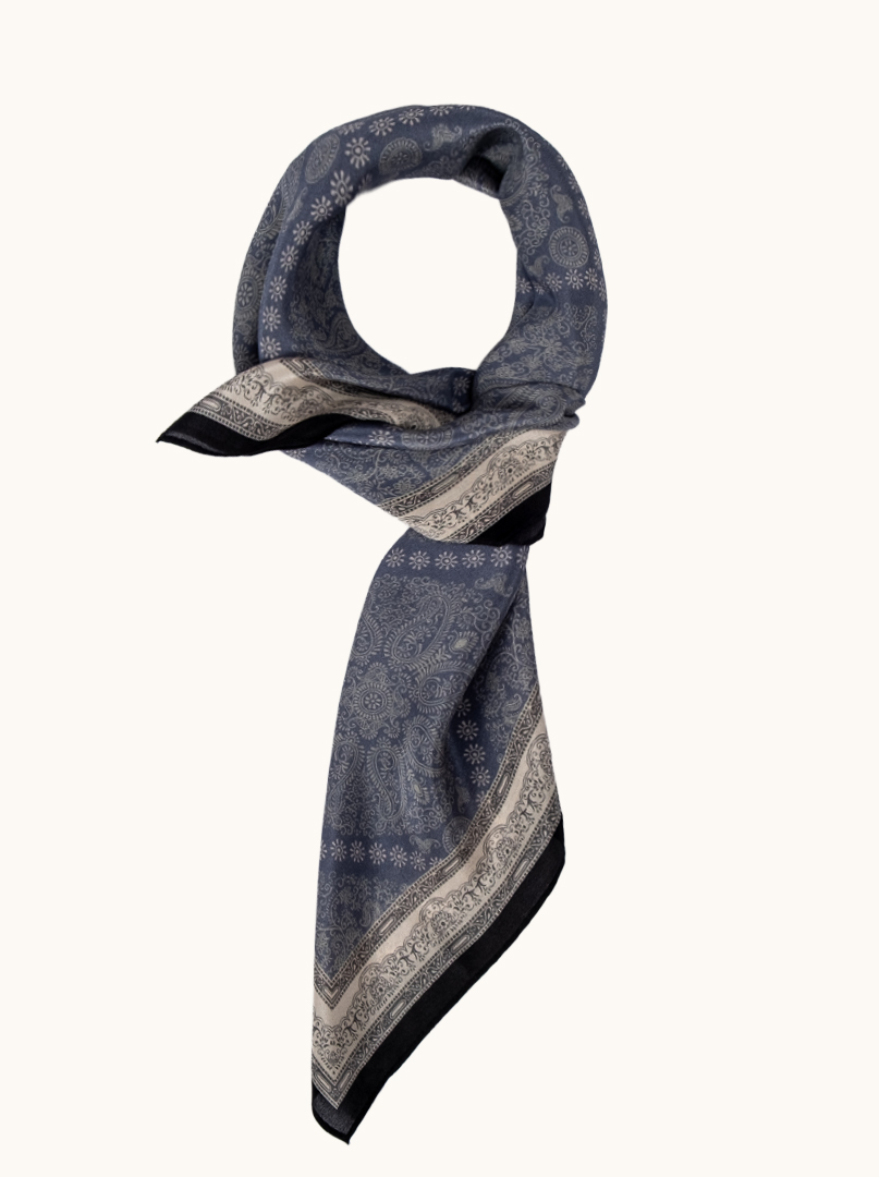 Apaszka jedwabna niebieska z eleganckim ornamentem  65cm x 65cm  zdjęcie 1