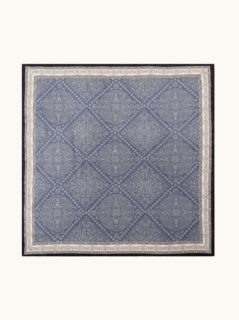 Apaszka jedwabna niebieska z eleganckim ornamentem  65cm x 65cm  zdjęcie 2