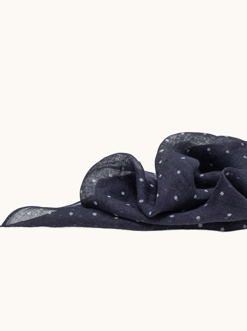 Lekka chusta lniana granatowa w białe kropeczki  57cm x72cm zdjęcie 3