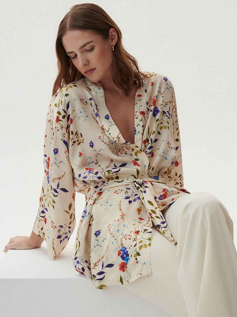 Szlafrok kimono z wiskozy kremowy w kwiaty  PREMIUM  zdjęcie 1