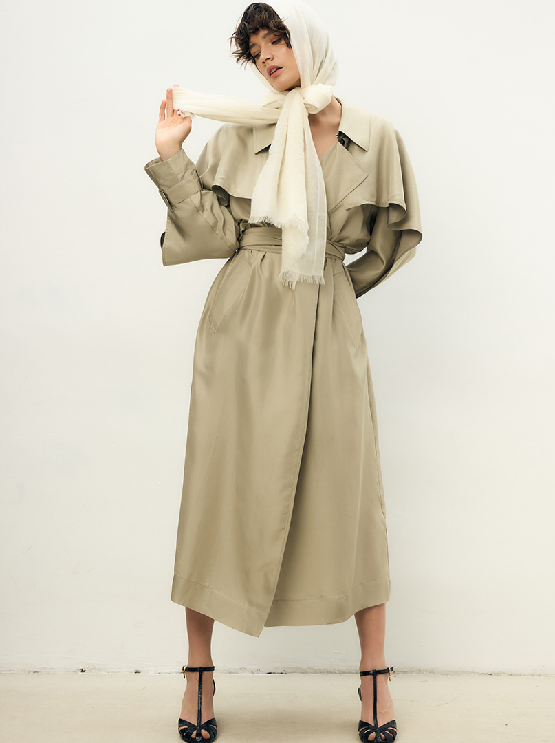 Kobieta w kaszmirowej apaszce