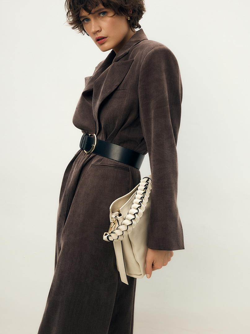 Kobieta w czarnym pasku