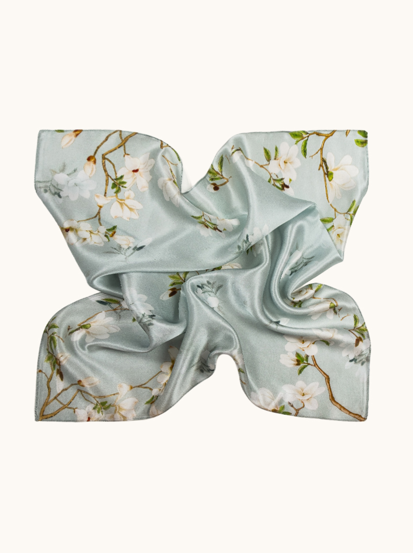 Apaszka jedwabna magnolie na seledynowym tle 68cm x 68cm  zdjęcie 3