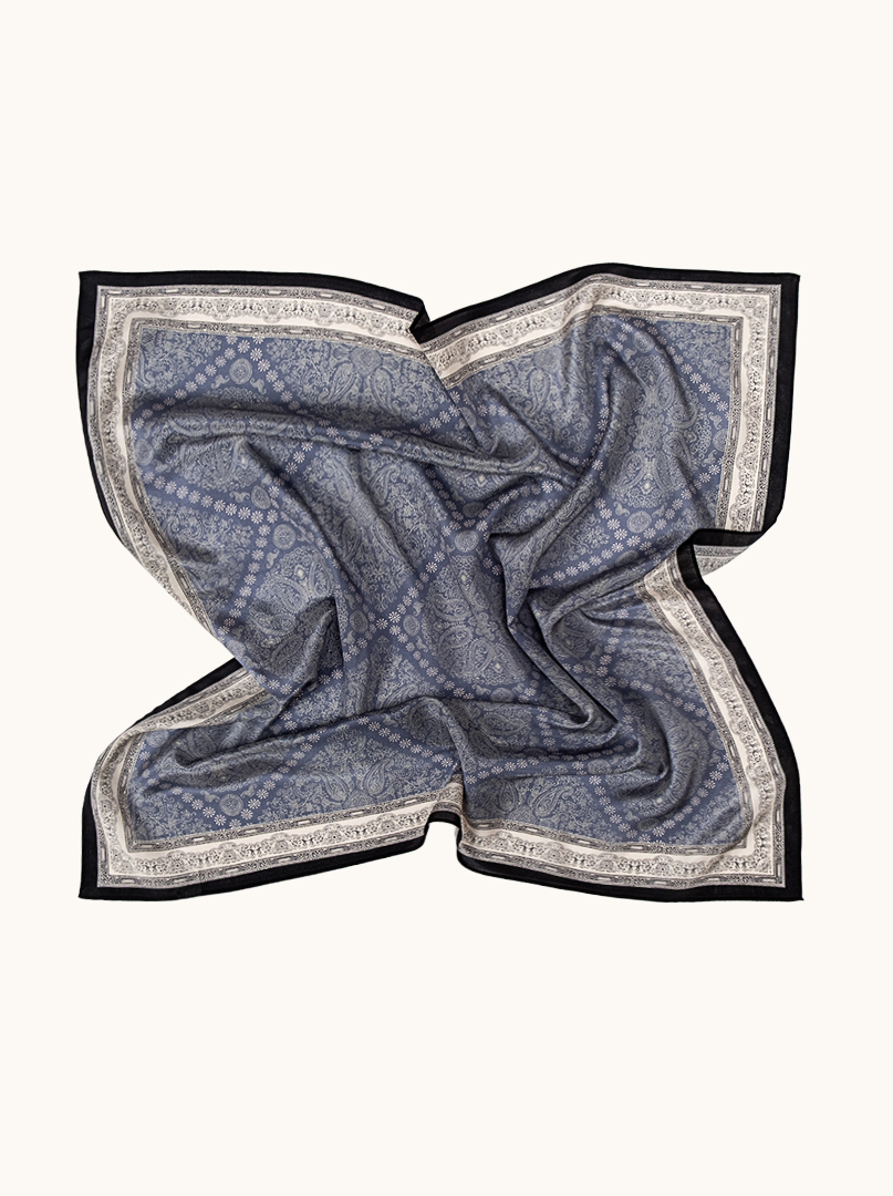 Apaszka jedwabna niebieska z eleganckim ornamentem  65cm x 65cm  zdjęcie 4