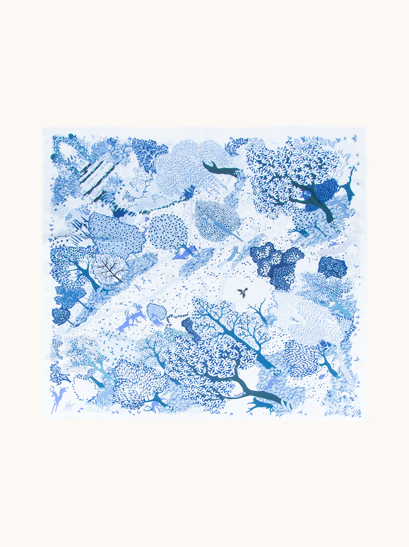 Średnia apaszka z jedwabiu morwowego niebieska z motywem lasu  65cm x65cm zdjęcie 2