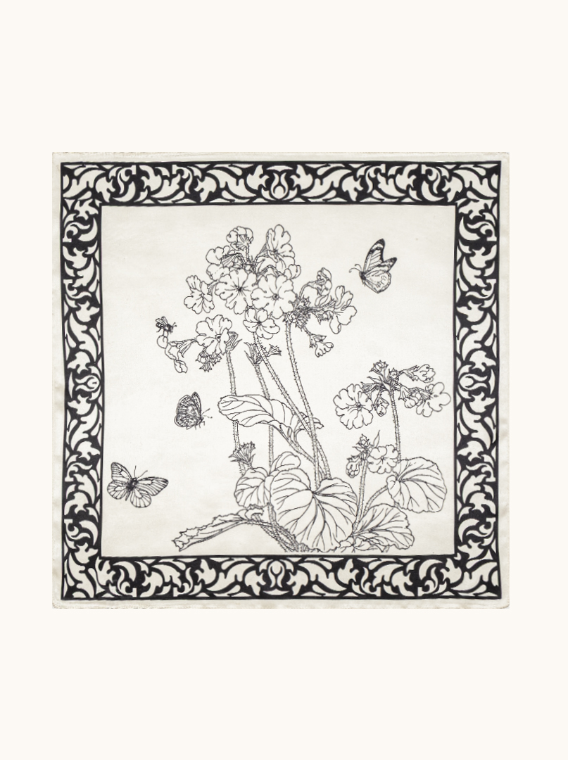 Mała apaszka jedwabna w odcieniu kości słoniowej z czarnym ornamentem 53cm x53cm zdjęcie 2