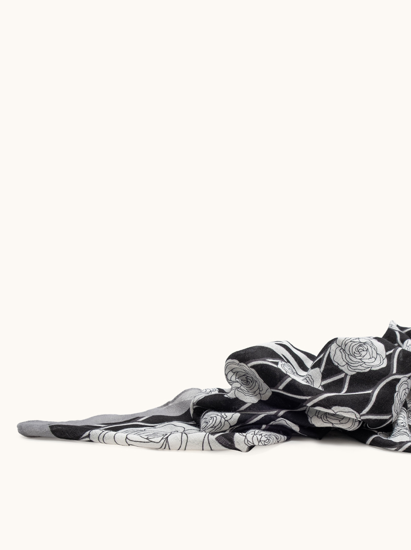 Lekki szal wiskoza 100% w czarno-białe róże 70 cm x180 cm zdjęcie 3