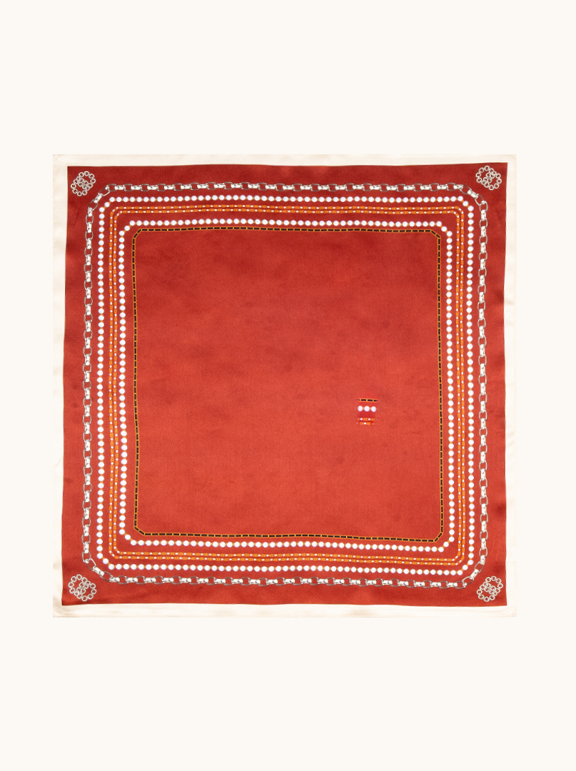 Mała apaszka jedwabna czerwona z ornamentem 53cm x53cm zdjęcie 3