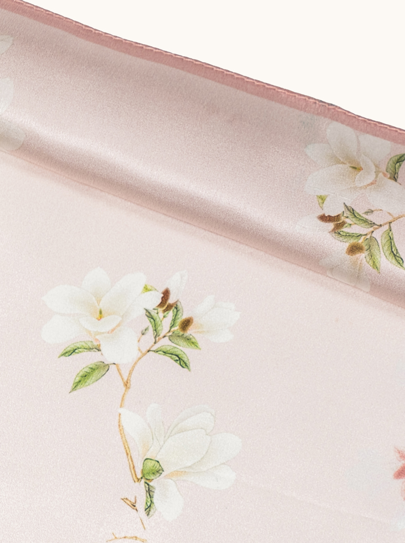 Mała apaszka jedwabna w pudrowym różu z motywem kwitnącej magnolii 53cm x53cm zdjęcie 4