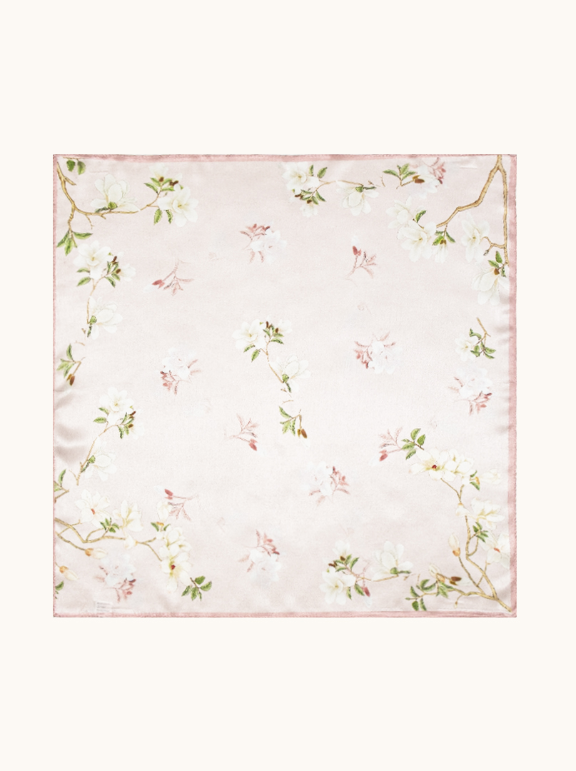 Mała apaszka jedwabna w pudrowym różu z motywem kwitnącej magnolii 53cm x53cm zdjęcie 1