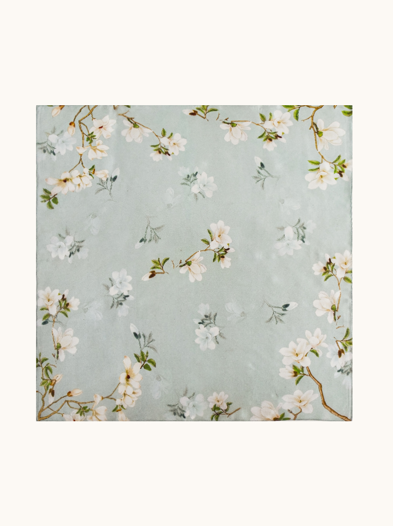 Apaszka jedwabna magnolie na seledynowym tle 68cm x 68cm  zdjęcie 2
