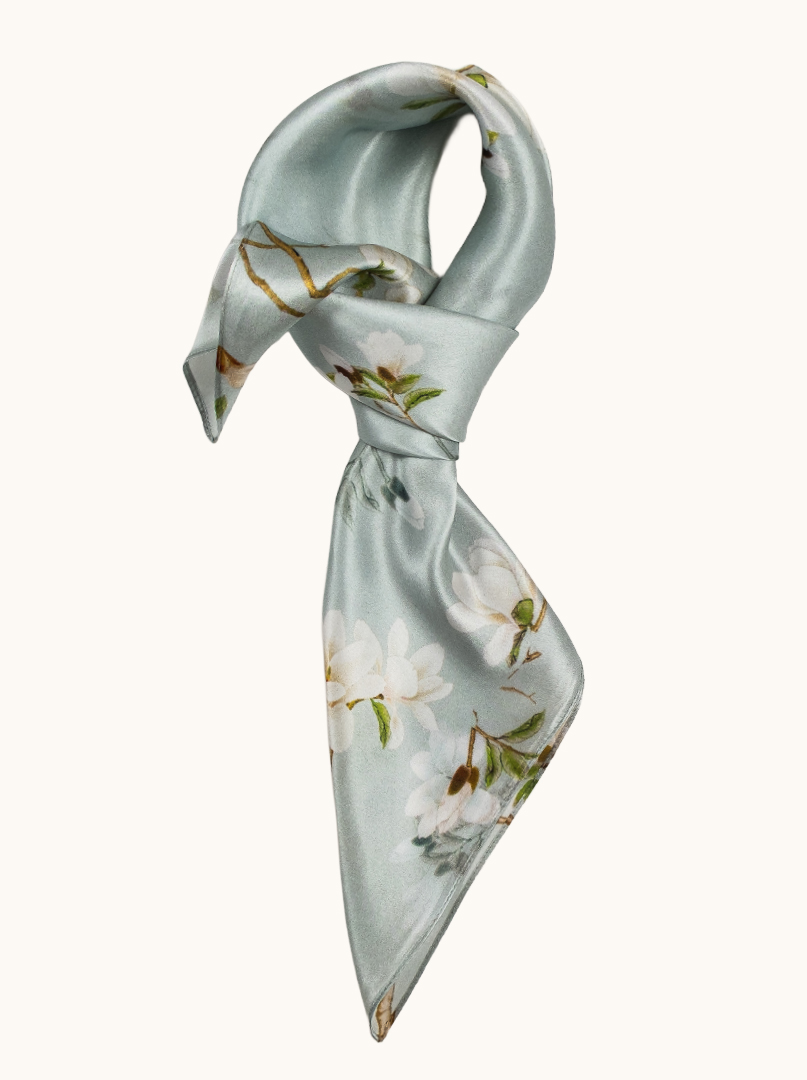 Apaszka jedwabna magnolie na seledynowym tle 68cm x 68cm  zdjęcie 1