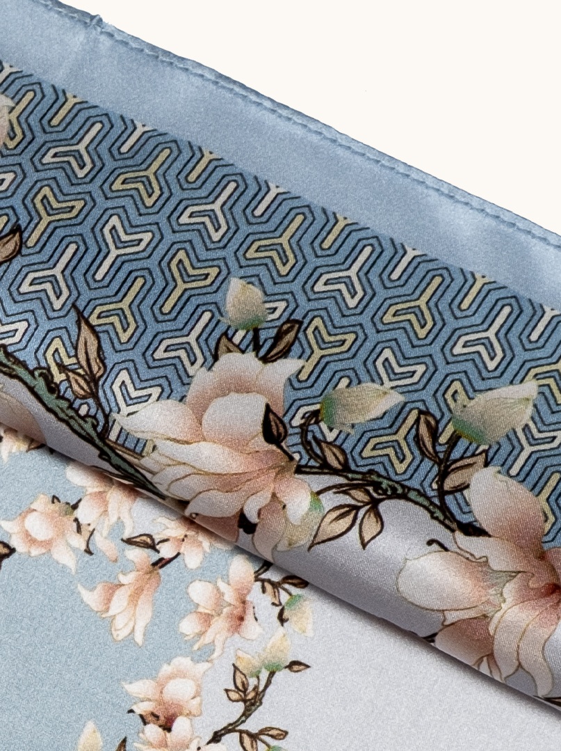 Mała apaszka jedwabna damska gawroszka niebieska w magnolie 53cm x 53cm zdjęcie 4