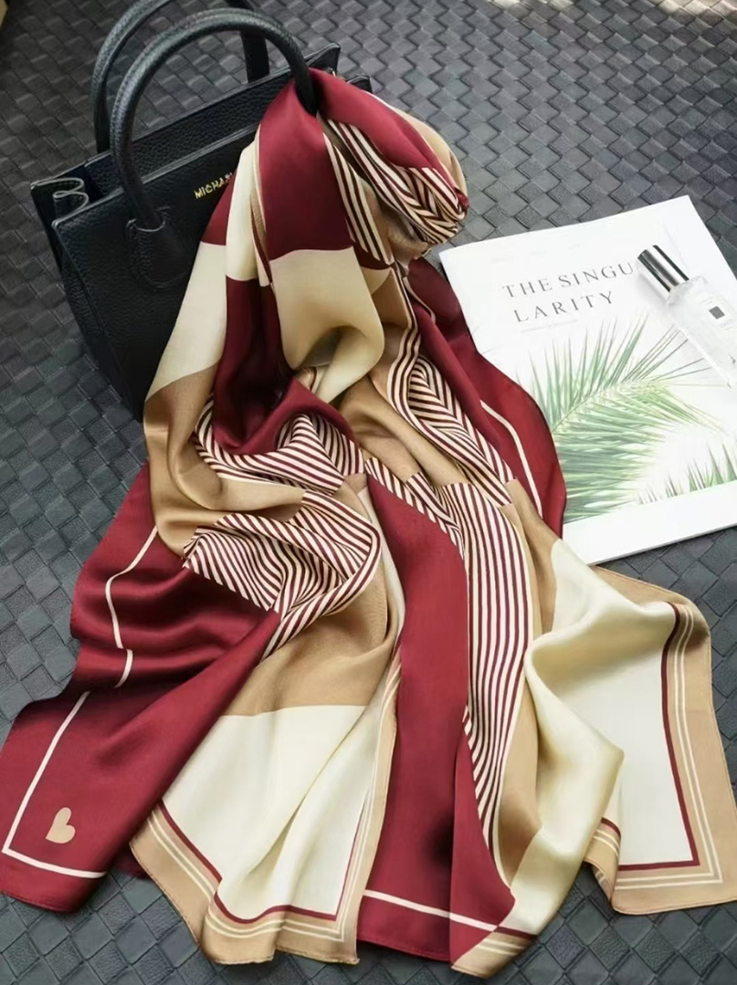 Szal jedwabny w bordo i beżu z geometrycznym wzorem  55x175 cm zdjęcie 4