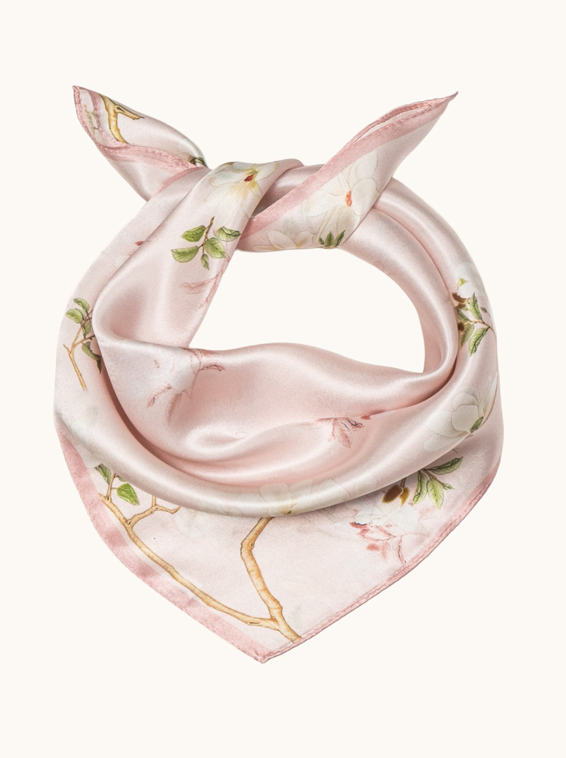 Mała apaszka jedwabna w pudrowym różu z motywem kwitnącej magnolii 53cm x53cm zdjęcie 2