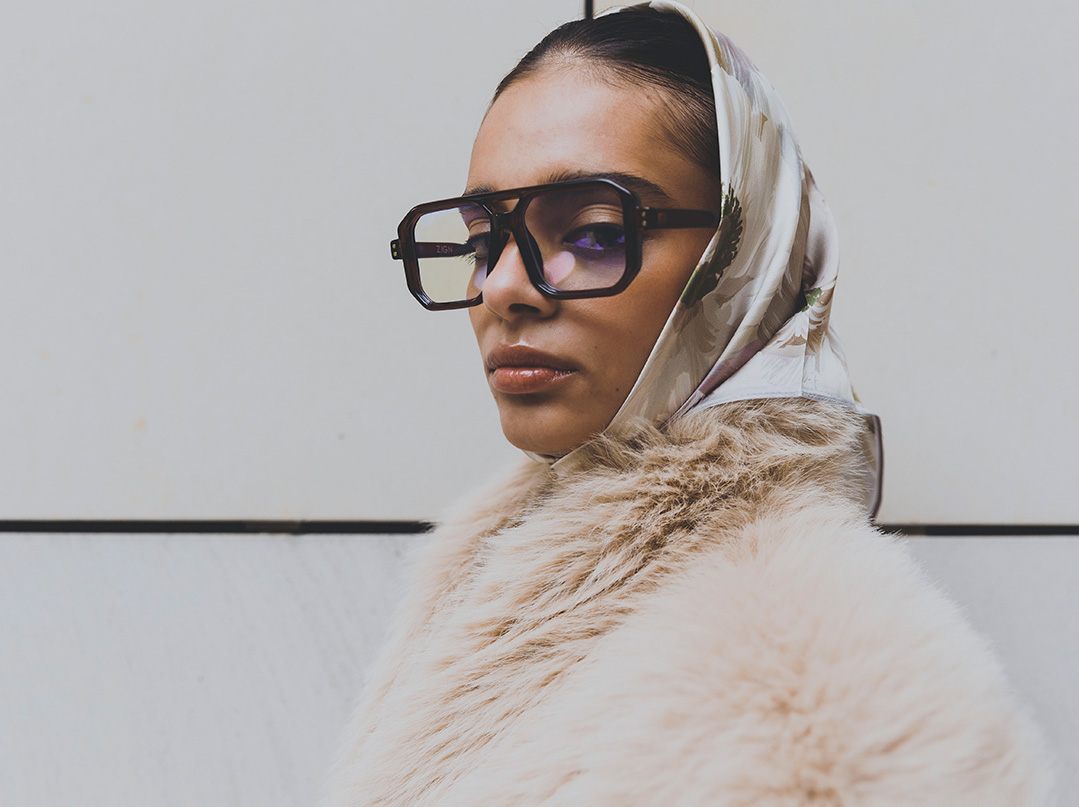 Kobieta w beżowej apaszce