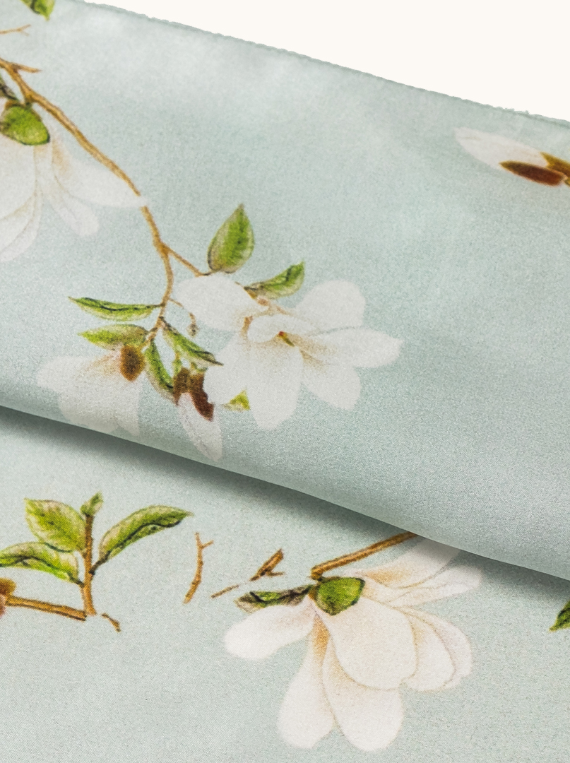 Apaszka jedwabna magnolie na seledynowym tle 68cm x 68cm  zdjęcie 4