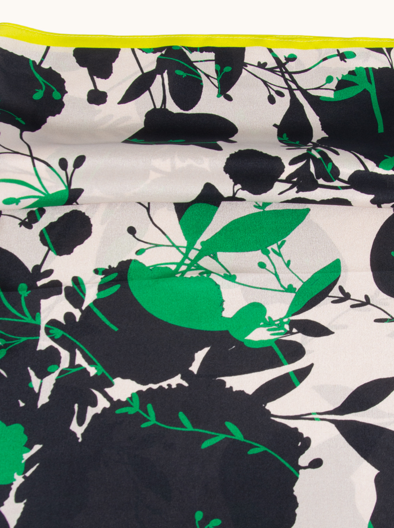 Średnia apaszka z jedwabiu morwowego motywem roślinnym i limonkową lamówką 65cm x65cm zdjęcie 4