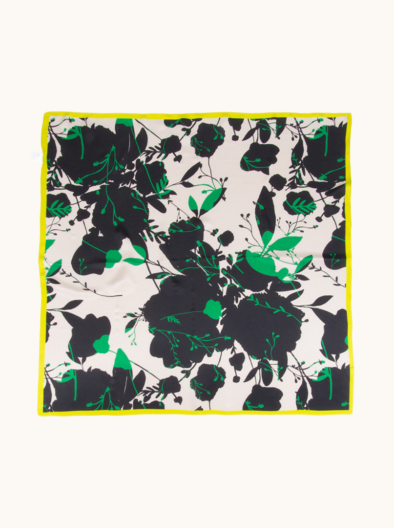 Średnia apaszka z jedwabiu morwowego motywem roślinnym i limonkową lamówką 65cm x65cm zdjęcie 2