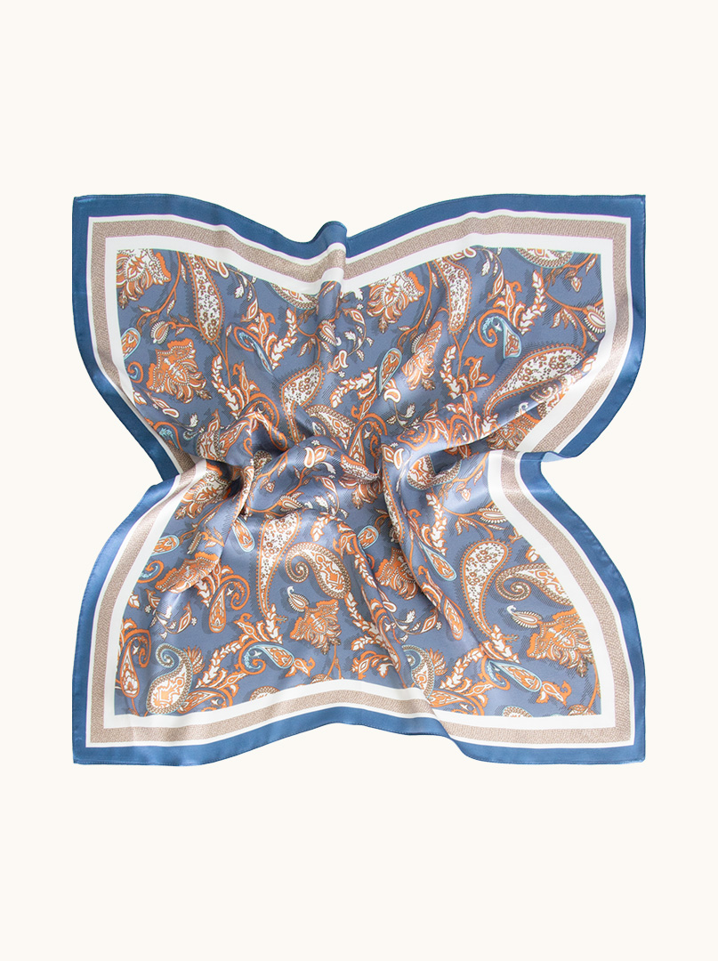 Średnia  apaszka jedwabna w paisley na kobaltowym tle 68cm x 68 cm zdjęcie 2