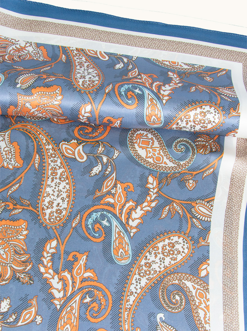Średnia  apaszka jedwabna w paisley na kobaltowym tle 68cm x 68 cm zdjęcie 3
