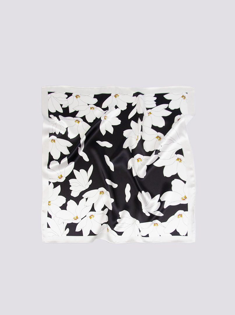 mała jedwabna czarna apaszka 53 x 53 cm z białymi delikatnymi kwiatami zdjęcie 4