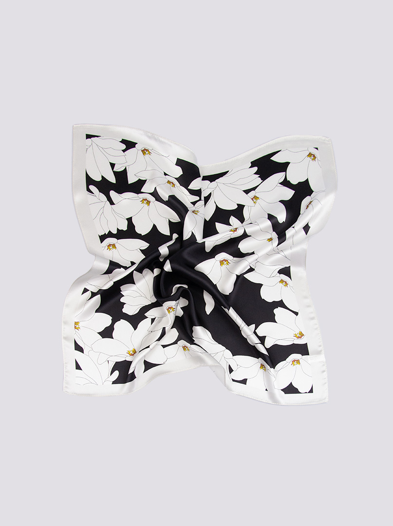 mała jedwabna czarna apaszka 53 x 53 cm z białymi delikatnymi kwiatami zdjęcie 2
