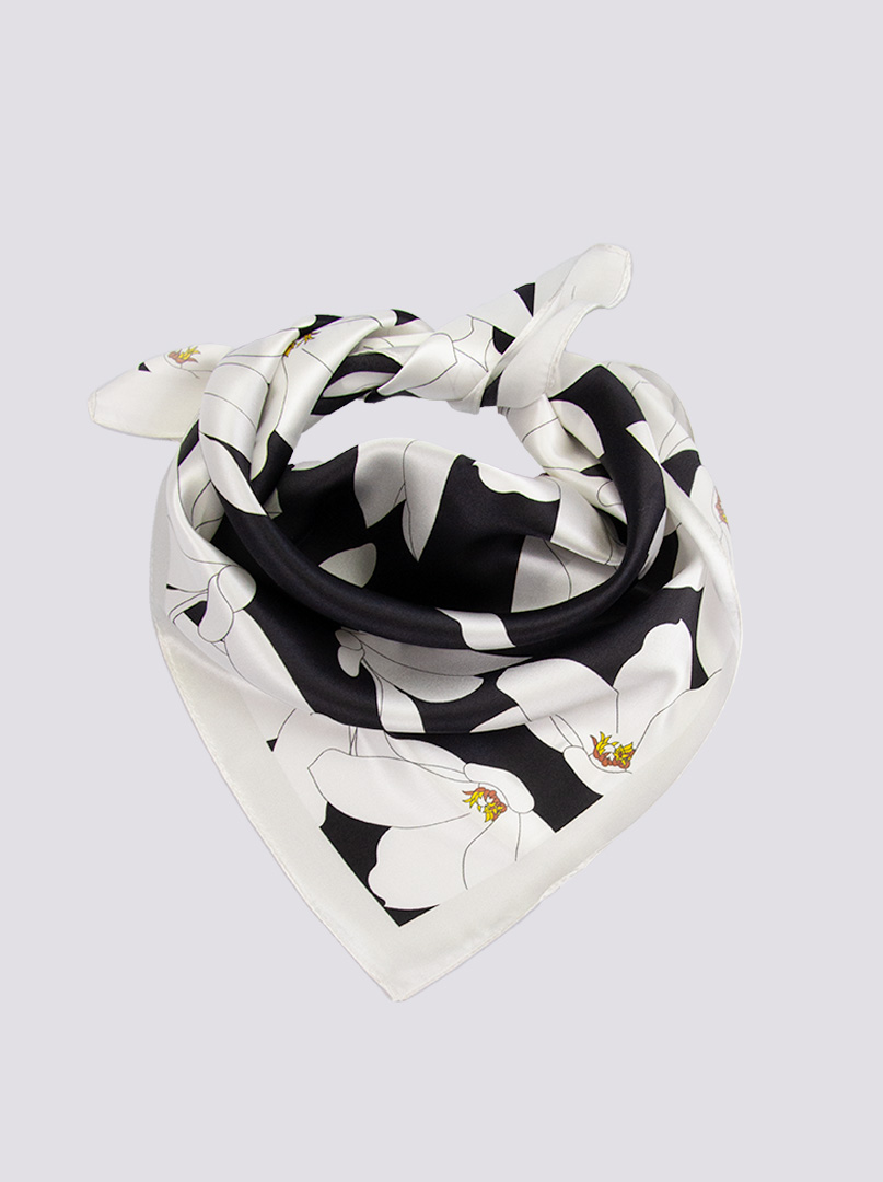 mała jedwabna czarna apaszka 53 x 53 cm z białymi delikatnymi kwiatami zdjęcie 1
