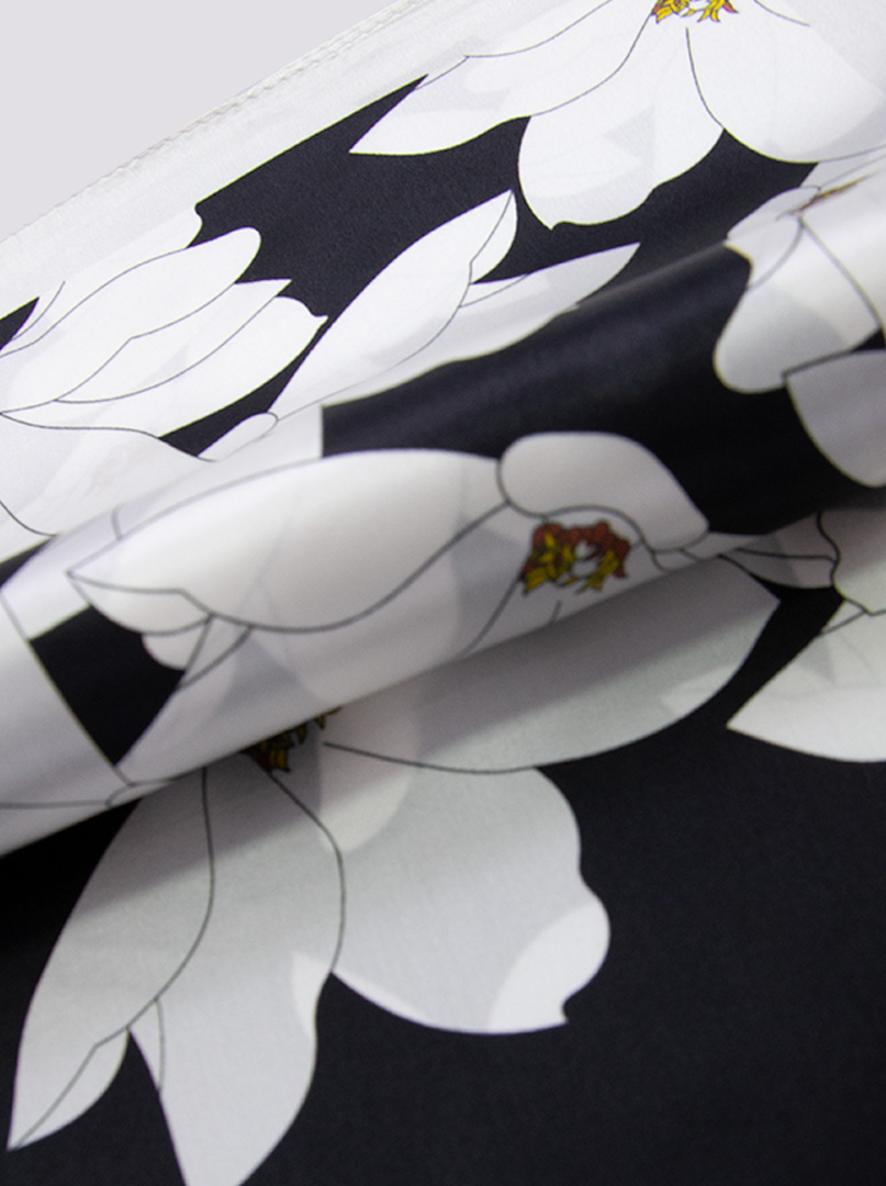 mała jedwabna czarna apaszka 53 x 53 cm z białymi delikatnymi kwiatami zdjęcie 3