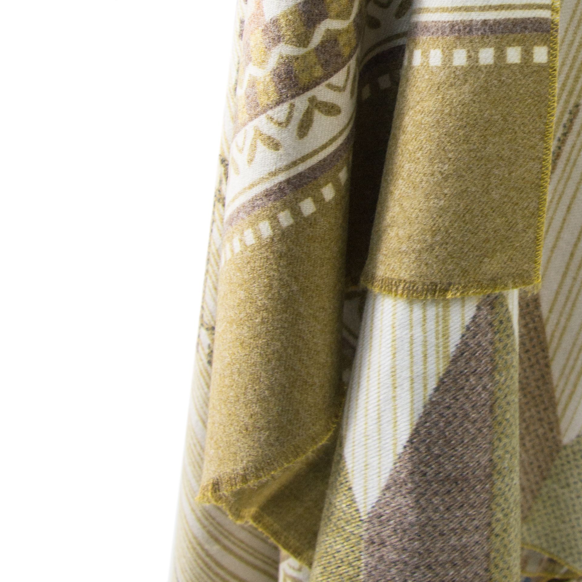 musztardowy szal z etnicznym wzorem - Allora zdjęcie 3