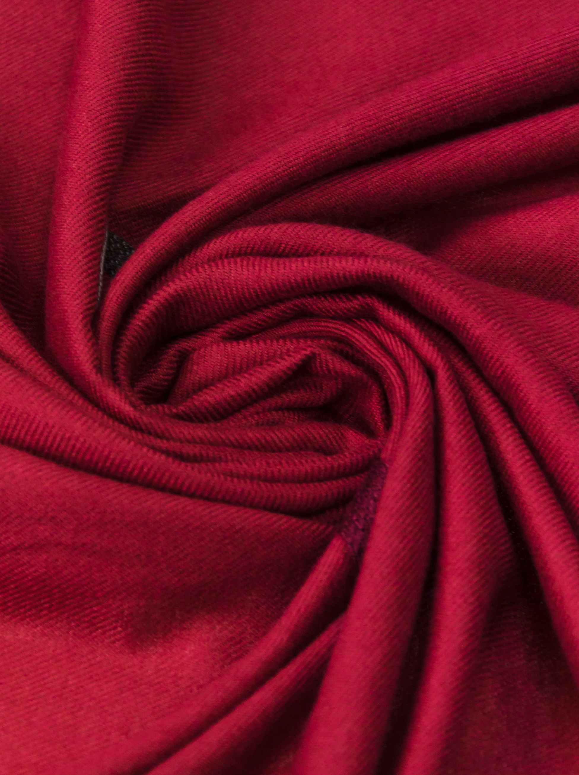 czerwony ciepły szal z motywem haftowanych liter - Allora zdjęcie 3