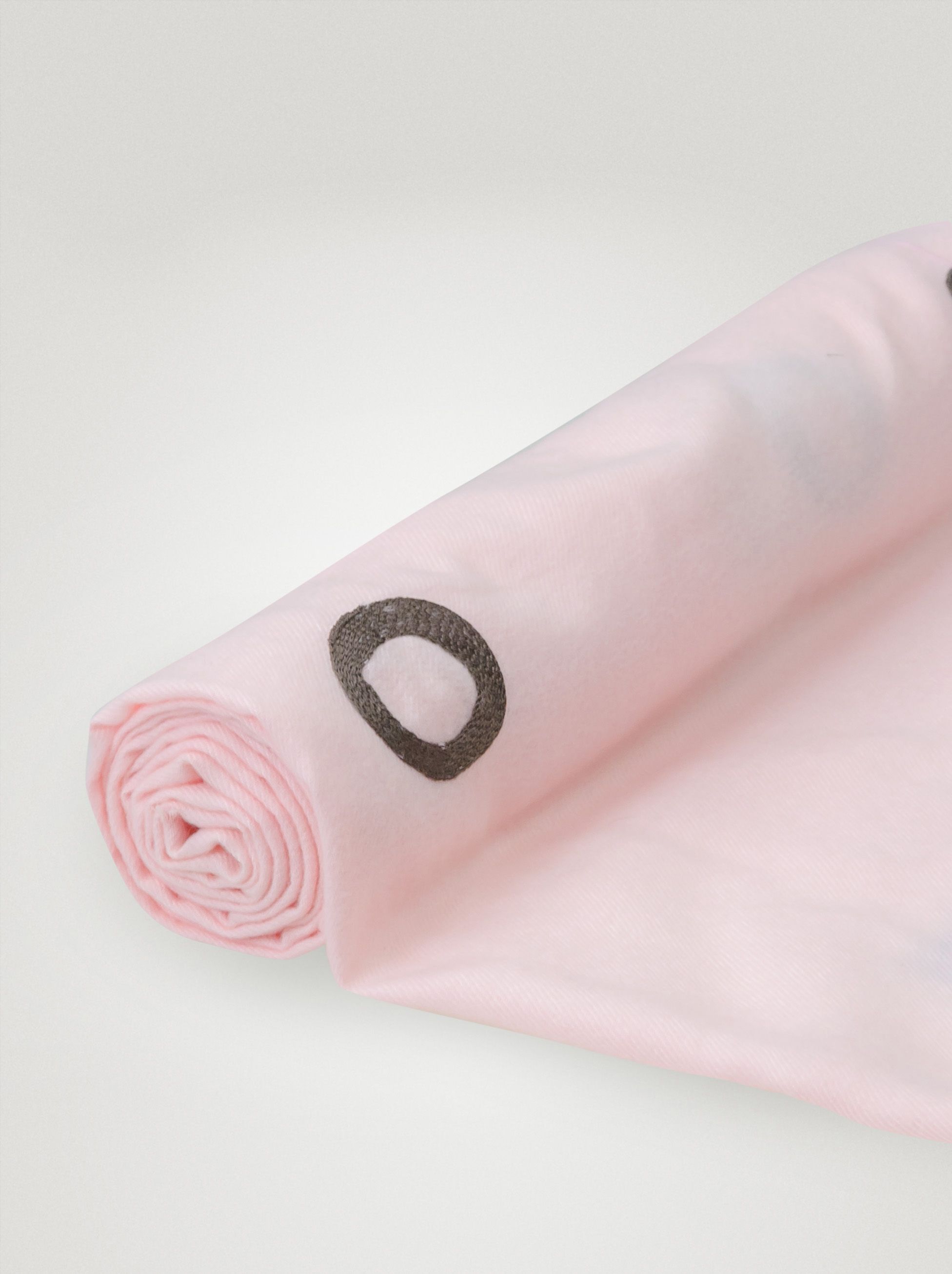 różowy ciepły szal z motywem haftowanych liter - Allora zdjęcie 4