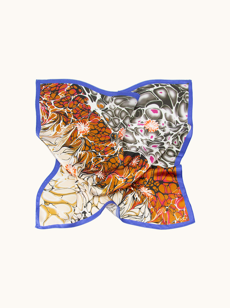 Mała apaszka jedwabna gawroszka w kwiaty z chabrową obwódką 53x53 cm zdjęcie 3
