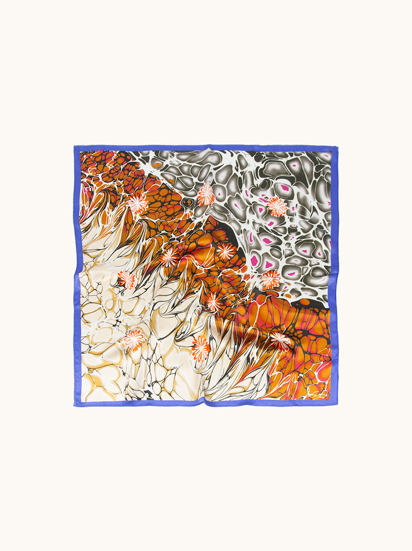 Mała apaszka jedwabna gawroszka w kwiaty z chabrową obwódką 53x53 cm zdjęcie 4