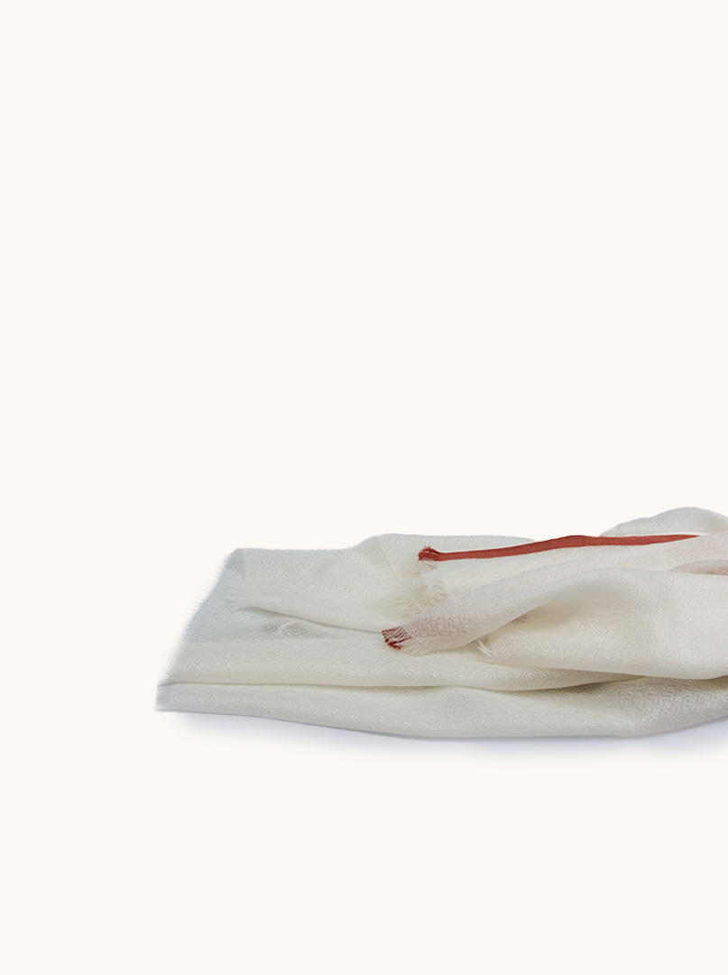 Delikatny ekskluzywny kaszmirowy szal w kolorze kremowym z brązowo-czerwoną lamówką PREMIUM zdjęcie 3