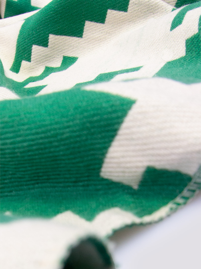 Ciepły szal w kolorze beżowym w zielone geomteryczne wzory zdjęcie 2