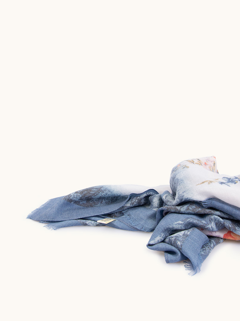 Szal  z mieszanki bawełny i wiskozy  niebieski w kwiaty 70x170 cm zdjęcie 3