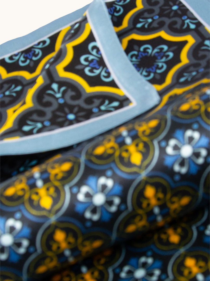 Dwustronny wąski szal z jedwabiu żółto-niebieski we wzory  15 cm x 150 cm zdjęcie 4