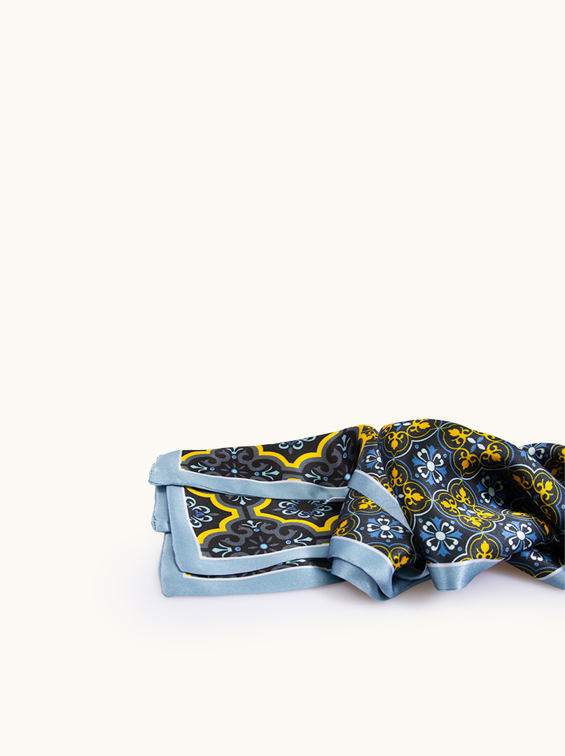 Dwustronny wąski szal z jedwabiu żółto-niebieski we wzory  15 cm x 150 cm zdjęcie 2