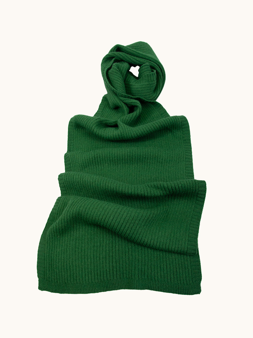 Gładki ciepły szalik prążkowany w kolorze ciemno zielonym zdjęcie 1
