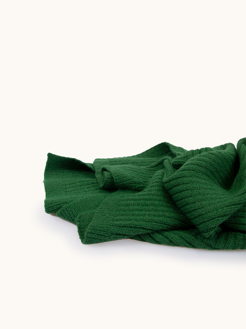 Gładki ciepły szalik prążkowany w kolorze ciemno zielonym zdjęcie 2