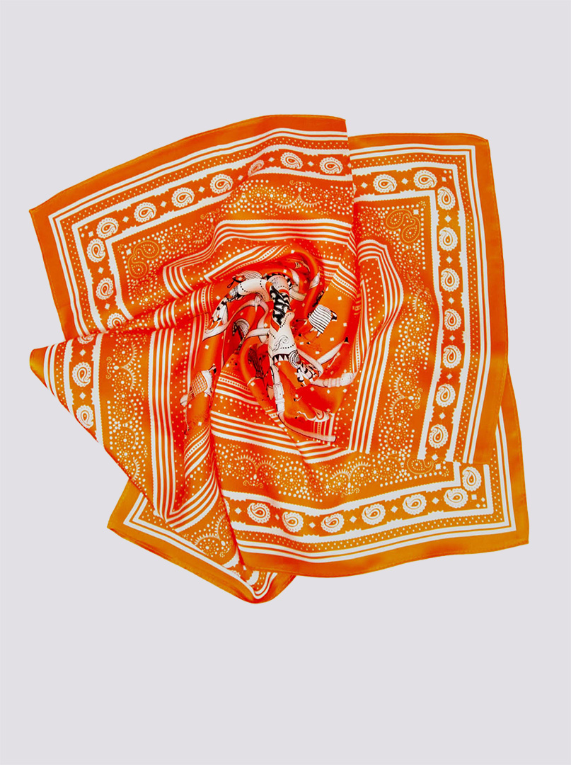 Apaszka jedwabna 53 x 53 cm z motywem koni zdjęcie 2