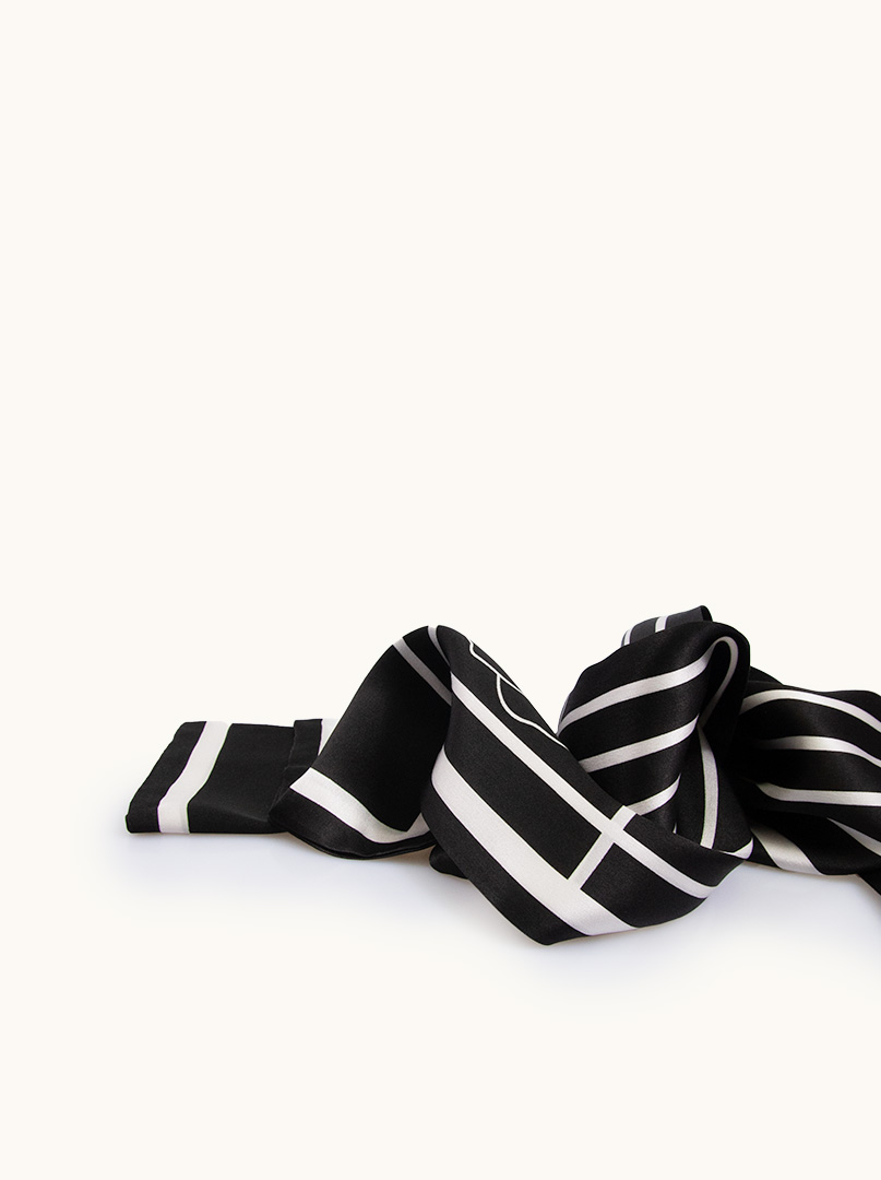 Dwustronny wąski szal z jedwabiu czarny w białe paski z różą 16x145cm zdjęcie 4