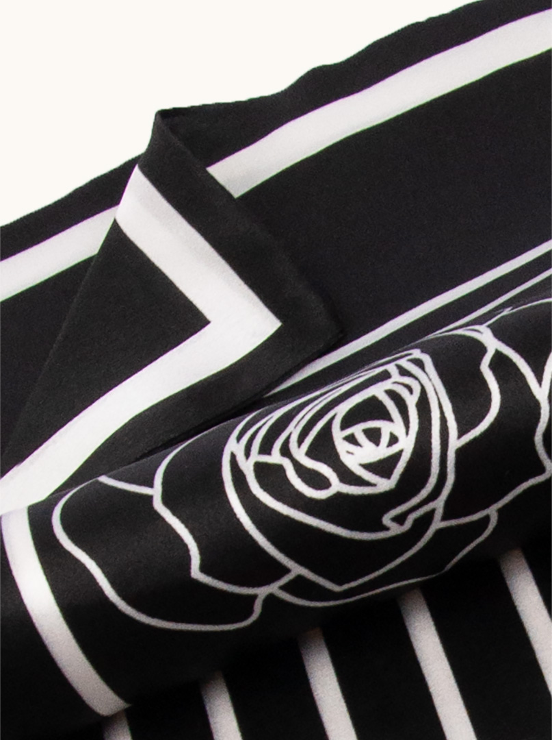 Dwustronny wąski szal z jedwabiu czarny w białe paski z różą 16x145cm zdjęcie 3
