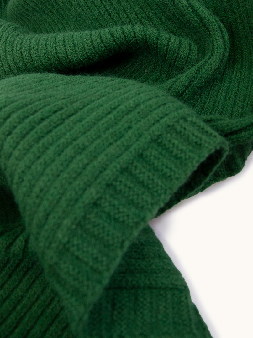 Gładki ciepły szalik prążkowany w kolorze ciemno zielonym zdjęcie 4