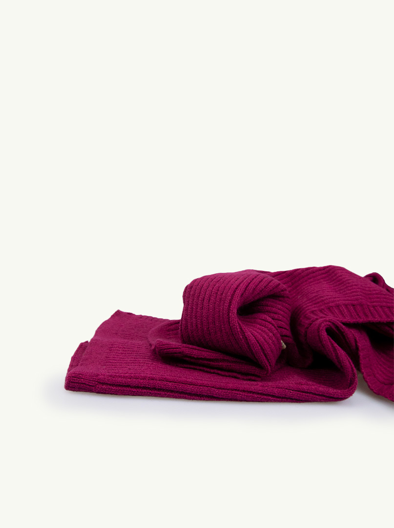 Gładki ciepły szalik prążkowany w kolorze bordowym zdjęcie 2