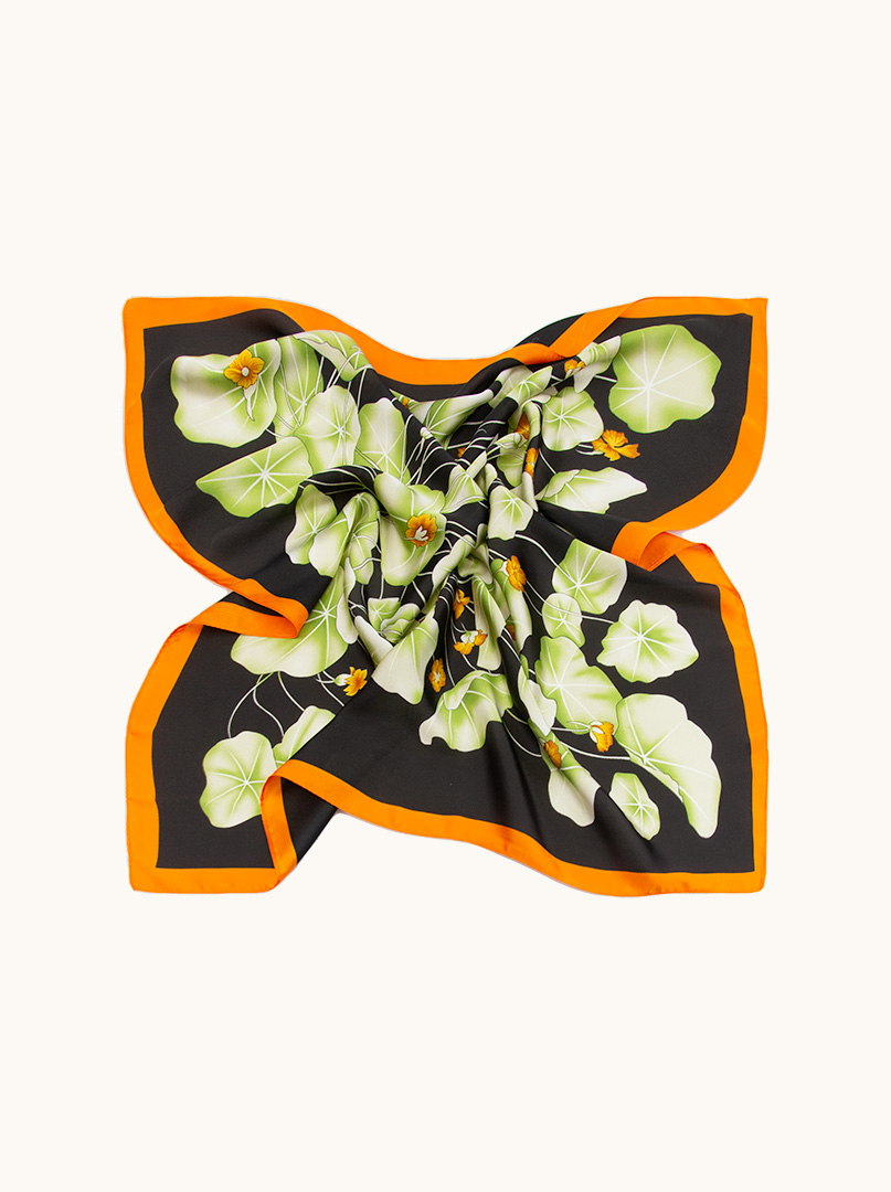 Apaszka z poliestru w kwiaty z pomarańczową obwódką 68cm x 68 cm zdjęcie 2