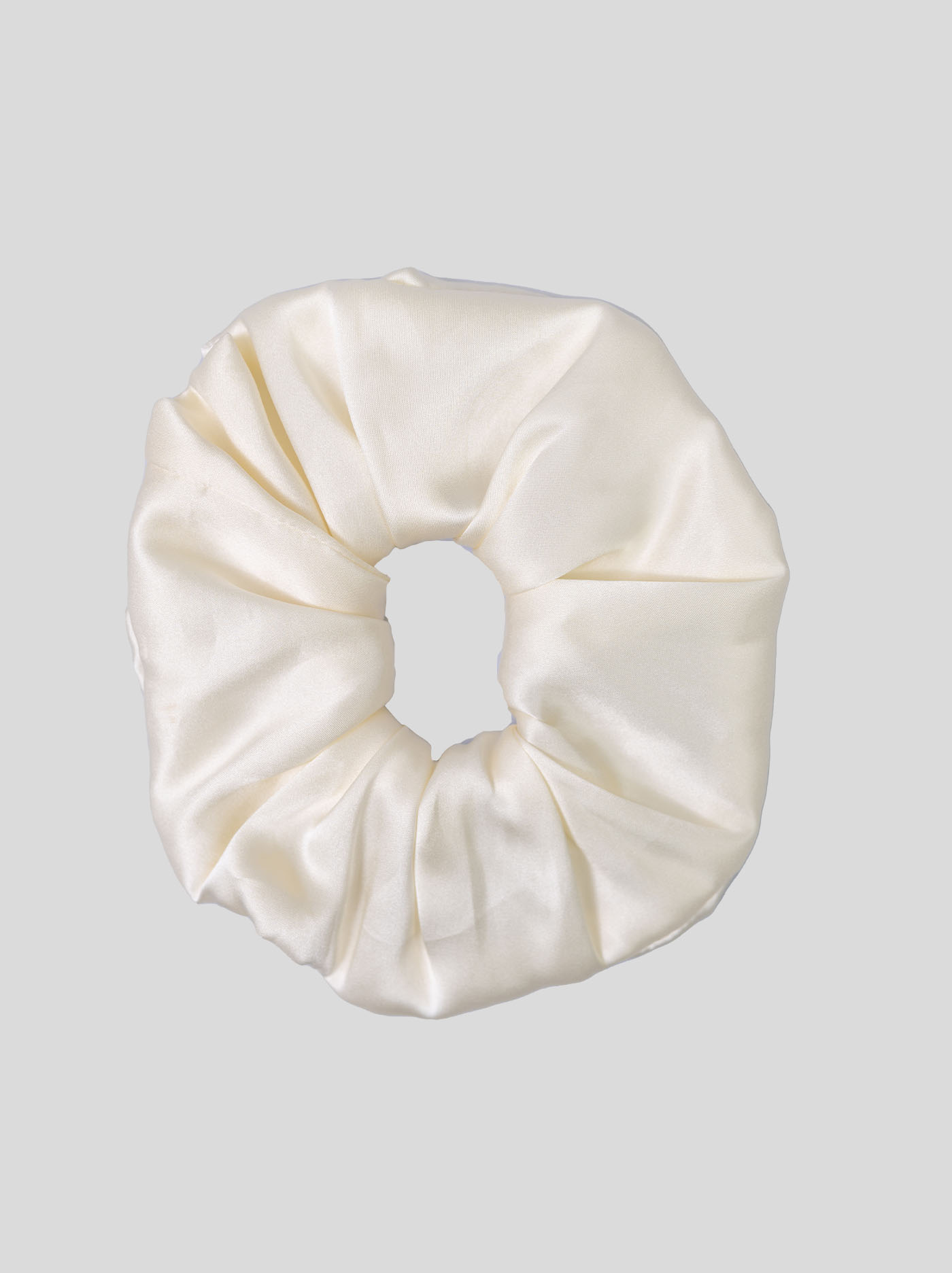 Gumka jedwabna typu scrunchie biała zdjęcie 1