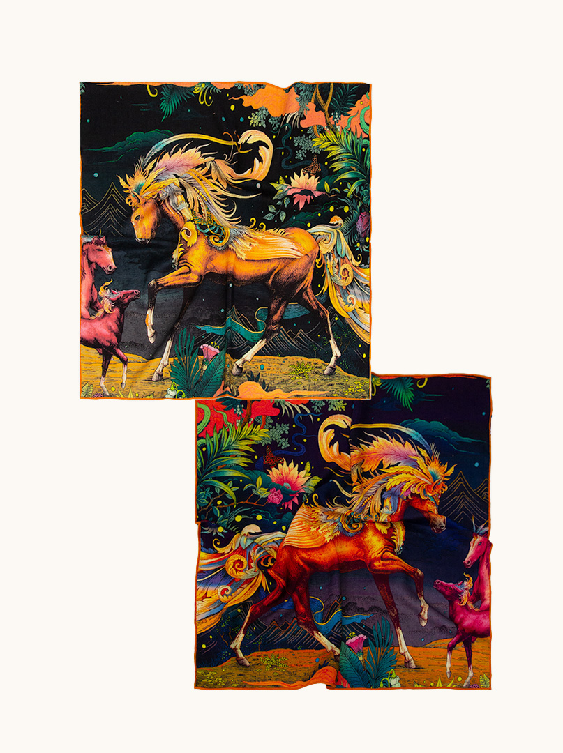 Apaszka średnia dwustronna z jedwabiu i wełny wielobarwna  z rysunkiem malarskiego konia zdjęcie 2